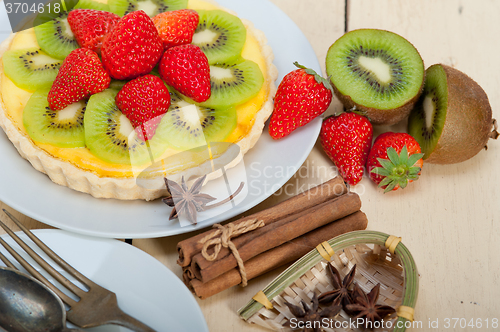 Image of kiwi and strawberry pie tart 