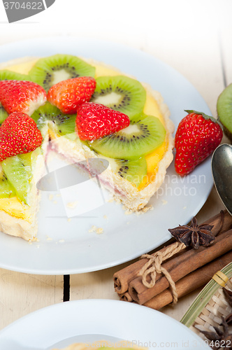 Image of kiwi and strawberry pie tart 