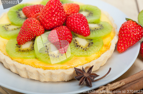 Image of kiwi and strawberry pie tart 