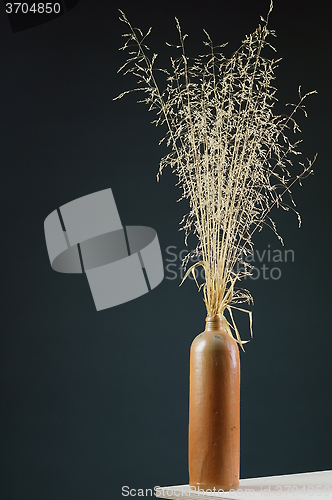 Image of vase with straw grass