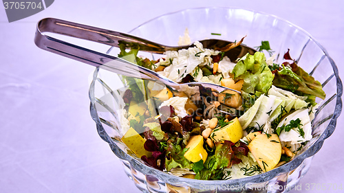 Image of Salad with pears, nuts and greens
