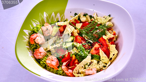 Image of The green salad with shrimps.