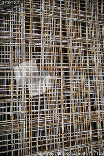 Image of close up of rusty carcass grid