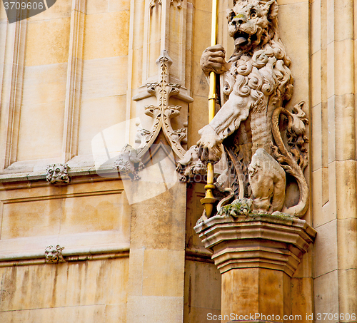 Image of marble and statue in old city of london england