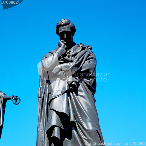 Image of marble and statue in old city of london england