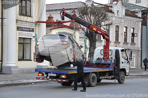 Image of Loading of the car on the autowrecker for the wrong parking.