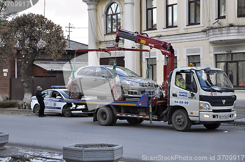 Image of Loading of the car on the autowrecker for the wrong parking.