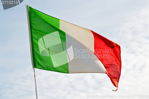 Image of italy    flag in sky  colour and wave