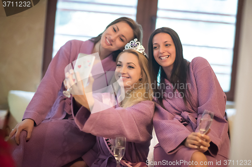 Image of bachelorette party, making selfie