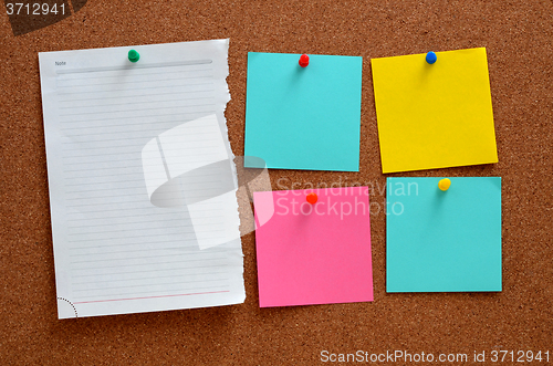 Image of Blank notes pinned into brown corkboard