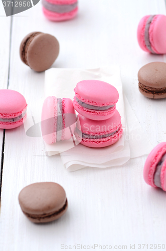Image of traditional french macarons 