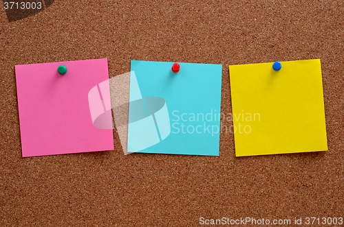 Image of Blank notes pinned into brown corkboard