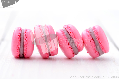 Image of traditional french macarons 