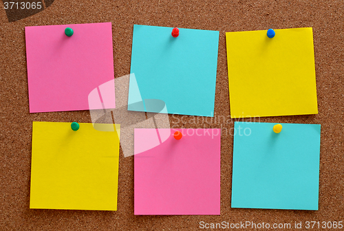 Image of Blank notes pinned into brown corkboard