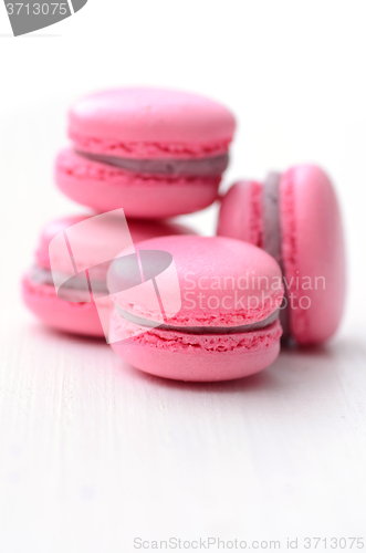 Image of traditional french macarons 