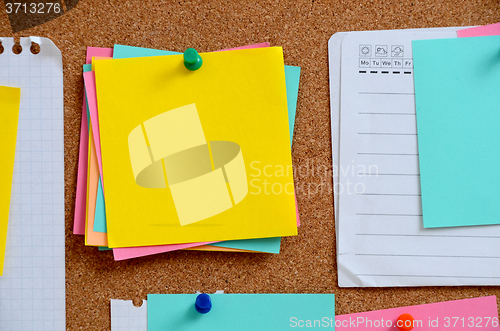 Image of Blank notes pinned into brown corkboard