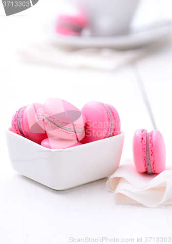 Image of traditional french macarons 