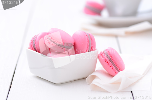 Image of traditional french macarons 
