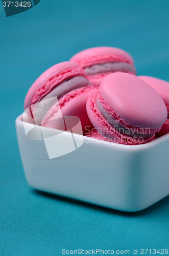 Image of traditional french macarons 