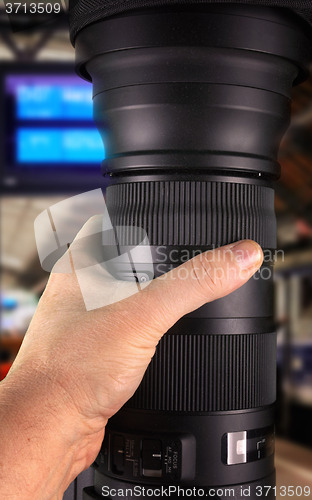 Image of Detective holding big zoom lens\r