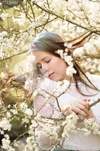 Image of cheerful fashionable woman in spring