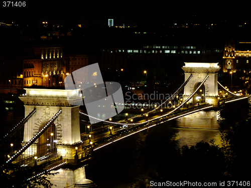 Image of Szechenyi Chain Bridge in Budapest by night