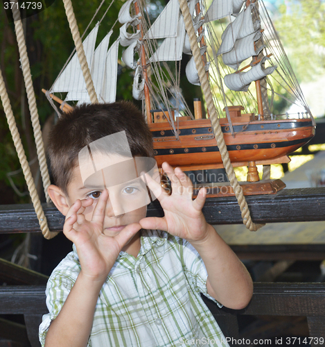 Image of Kid shows something