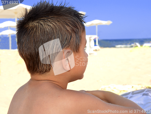 Image of Kid contemplate the sea