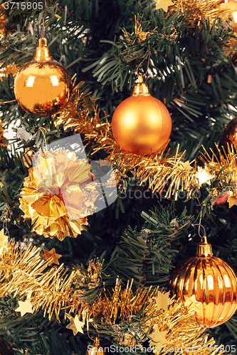Image of yellow decorated christmas tree 