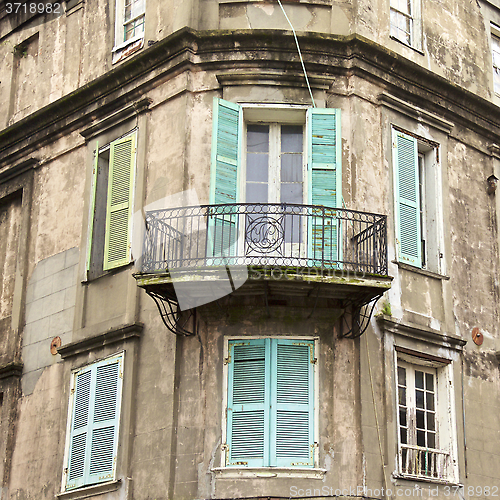 Image of Distressed building