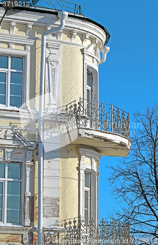 Image of Old house in the city