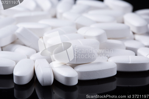 Image of White pills on the black