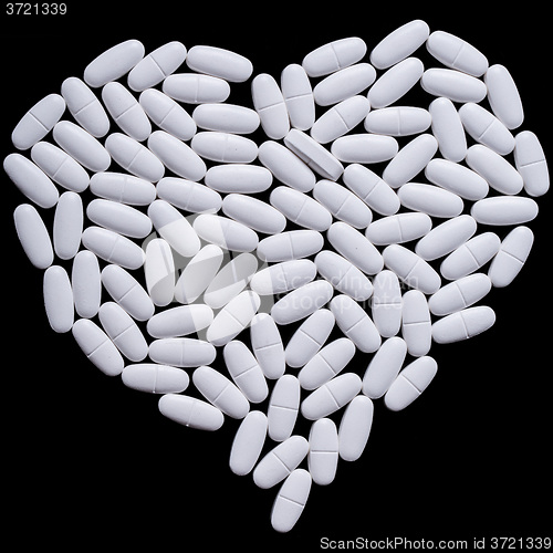 Image of heart of white oblong tablets 