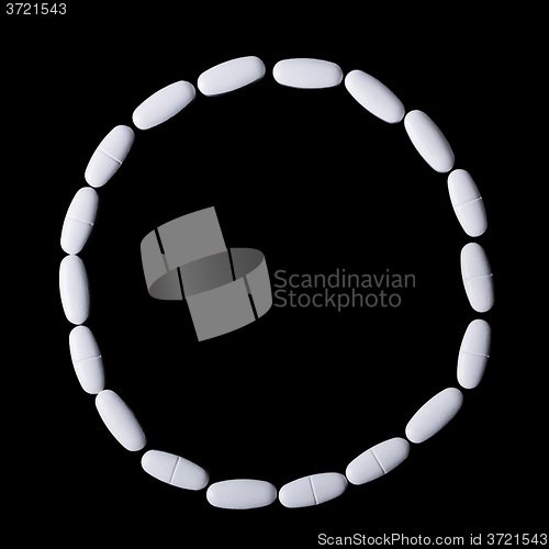 Image of round of white oblong tablets 