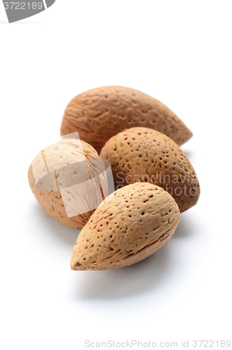 Image of Raw almonds with shell