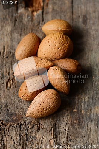 Image of Raw almonds with shell