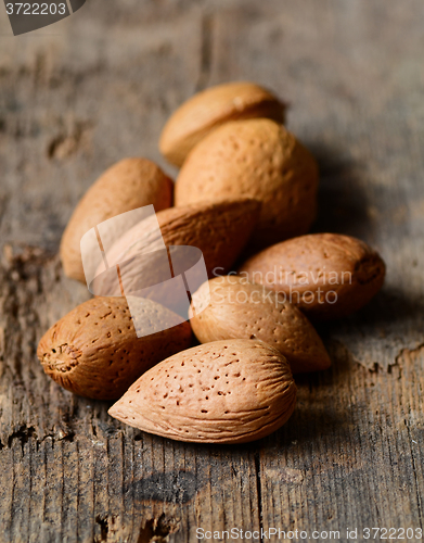 Image of Raw almonds with shell