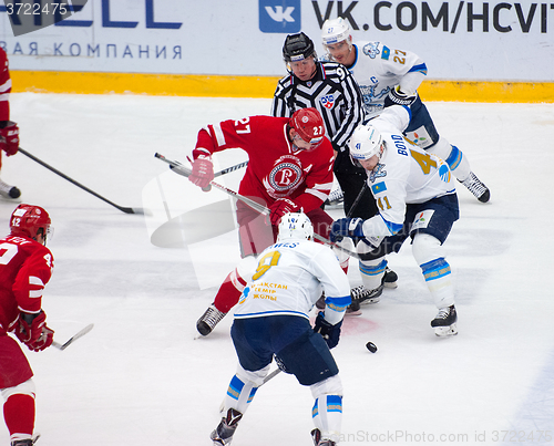 Image of D. Boyd (41) and Y. Koksharov (27) on face-off