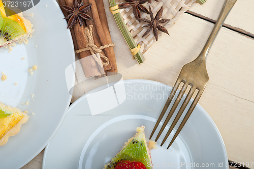 Image of kiwi and strawberry pie tart 