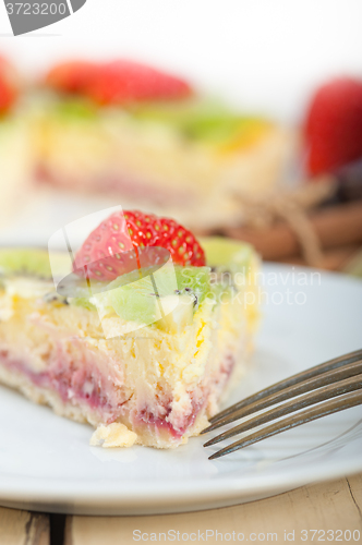Image of kiwi and strawberry pie tart 