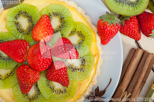 Image of kiwi and strawberry pie tart 