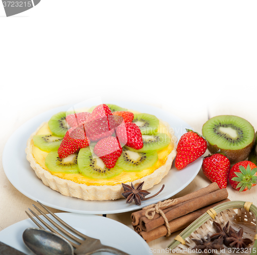 Image of kiwi and strawberry pie tart 