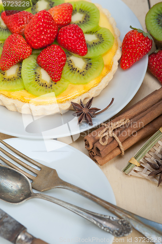 Image of kiwi and strawberry pie tart 