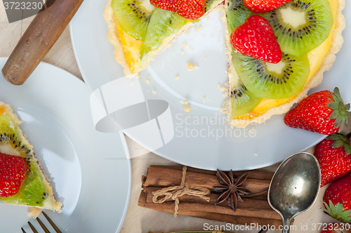 Image of kiwi and strawberry pie tart 