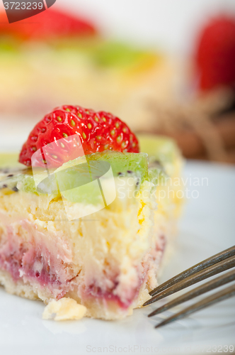 Image of kiwi and strawberry pie tart 