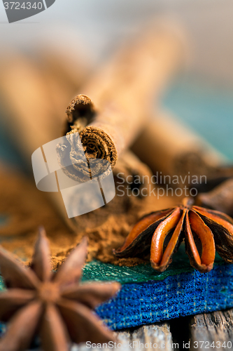 Image of Ceylon cinnamon stick and star anise.