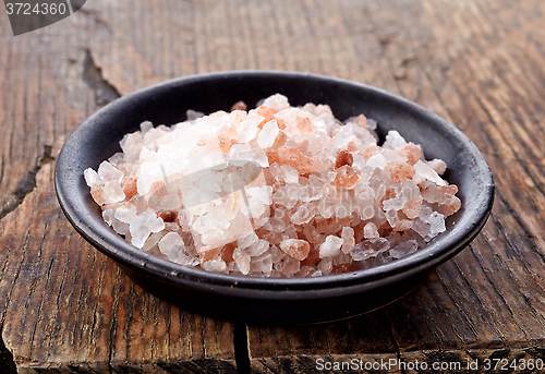 Image of bowl of pink himalayan salt