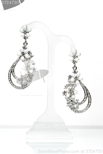 Image of earrings with Briliant on the white