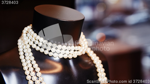 Image of Pearl necklace on black mannequin 