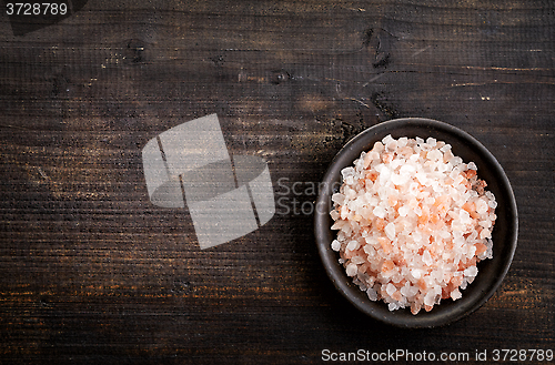 Image of bowl of pink himalayan salt